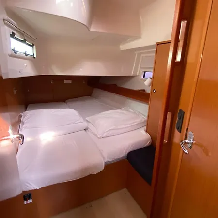 Bavaria 45 Cruiser Prive Huur Incl. Schipperservice 船上ホテル Sukošan